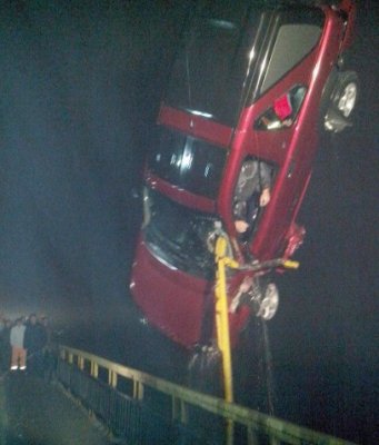 TRAGEDIE la Cernavodă. Un afacerist turc a plonjat cu maşina de pe pod, în canal: au murit 3 adulţi şi 2 copii